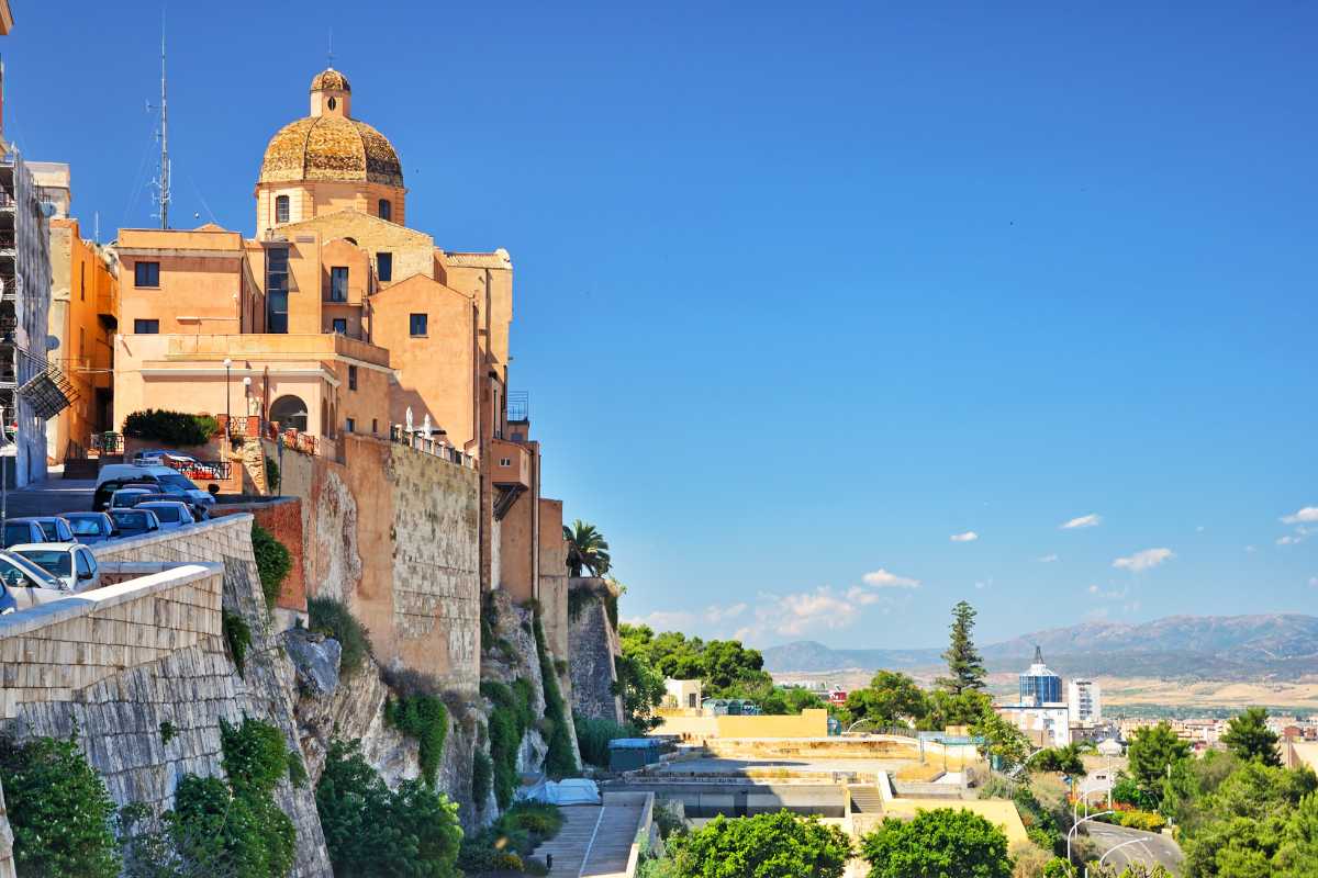 Vista panoramica di Cagliari con bambini che giocano sulla spiaggia