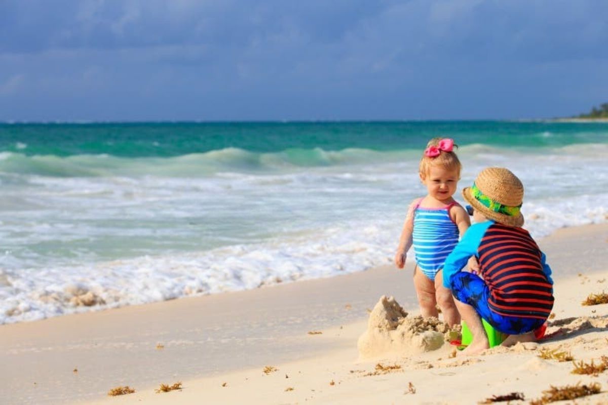 Spiaggia di Cala Gonone con bambini che giocano sulla sabbia