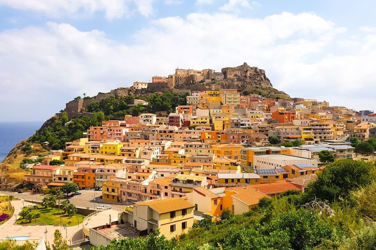 Panorama di Castelsardo con vista sul golfo, famiglia che esplora il borgo