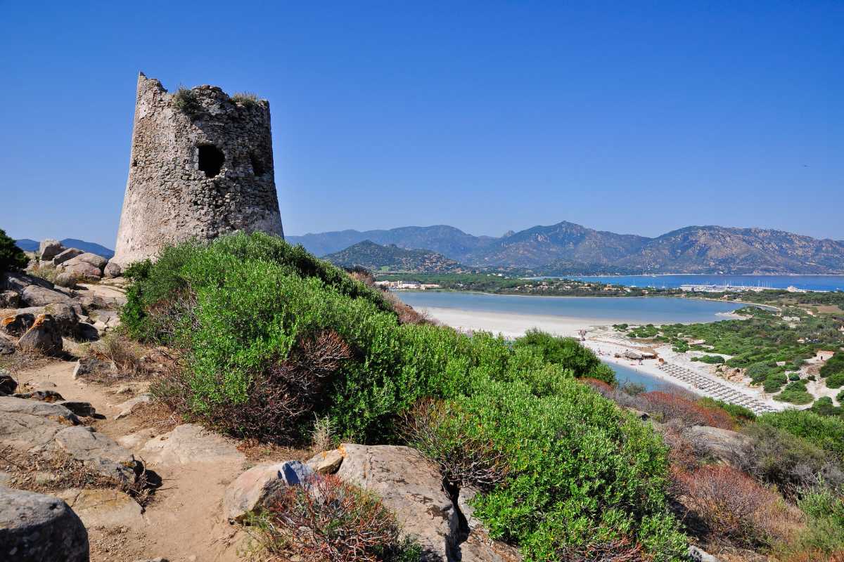 Spiaggia di Simius con acque turchesi e sabbia bianca