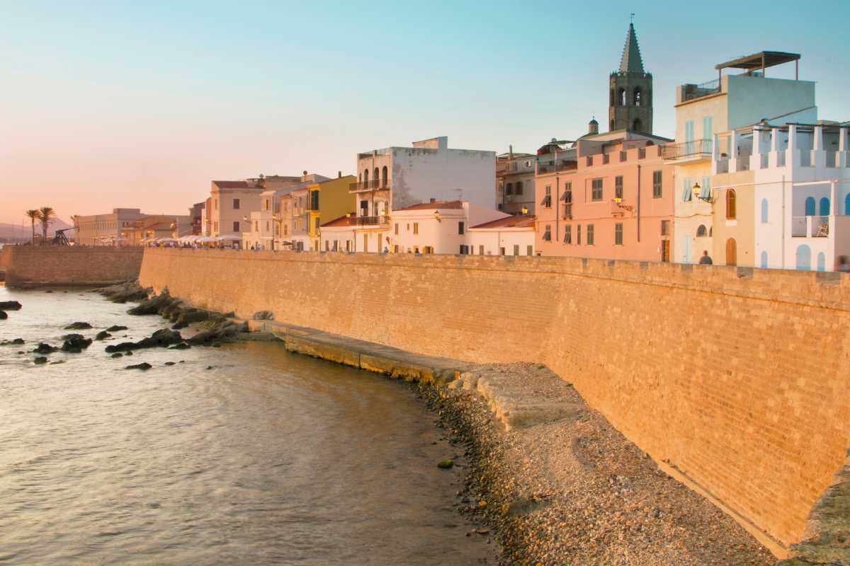 Scorcio panoramico di Alghero con il mare e le scogliere