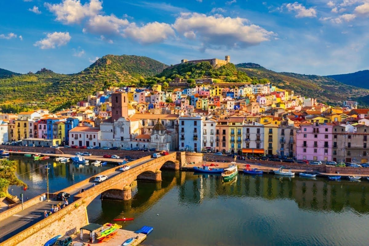 Vista panoramica di Bosa con case color pastello e il fiume Temo