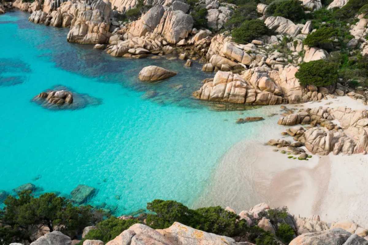 Spiaggia di Cala Corsara con acque cristalline e sabbia fine