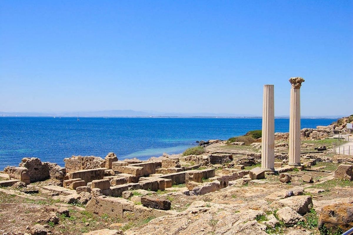 Vista di Tharros con il mare di sfondo e le antiche rovine