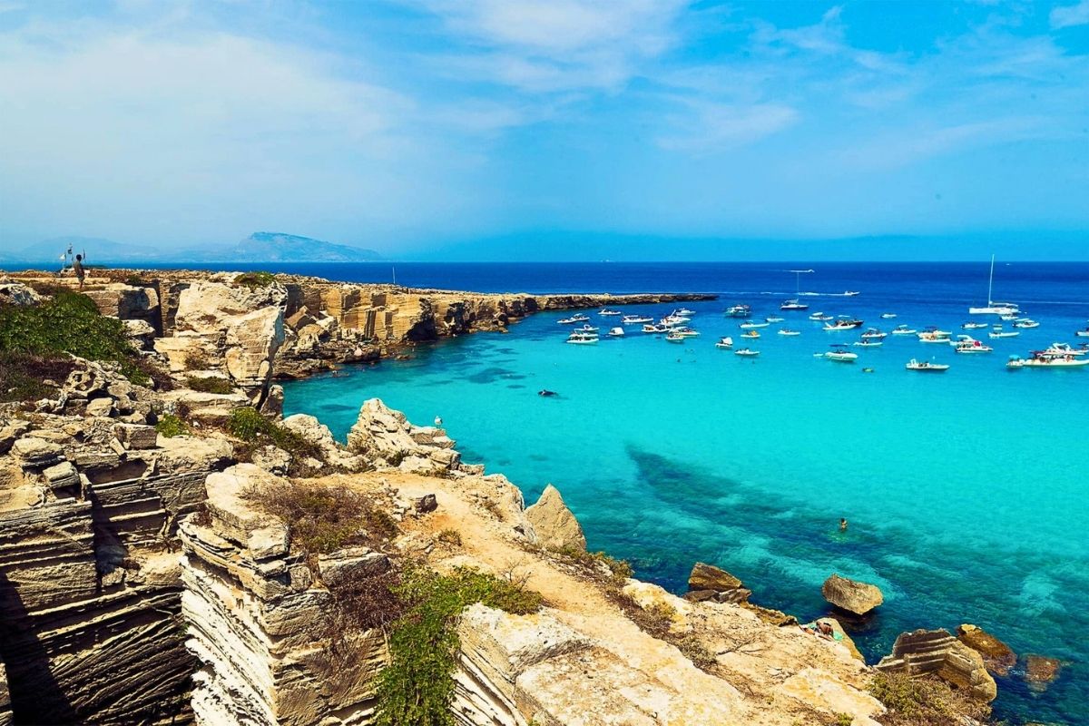 Sentiero di Cala Rossa con vista sul mare