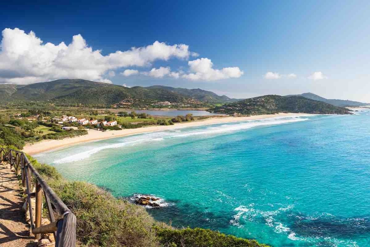 Spiaggia di Chia, con vista sulle dune e sul mare
