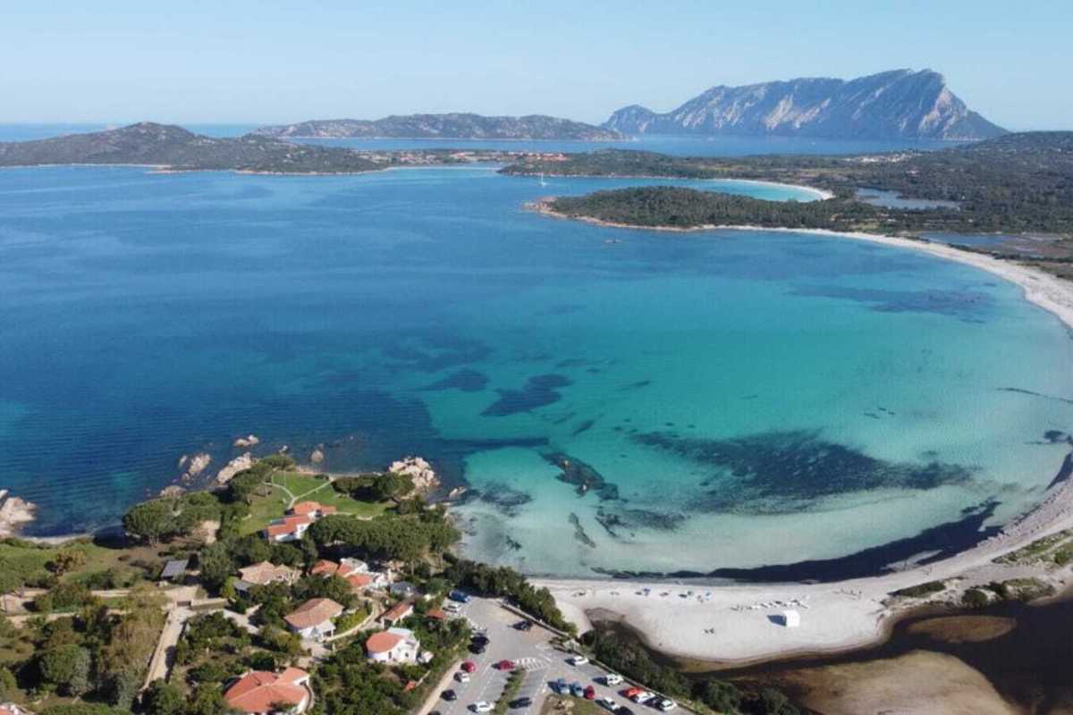 Vista panoramica di San Teodoro e delle sue spiagge, evidenziando La Cinta