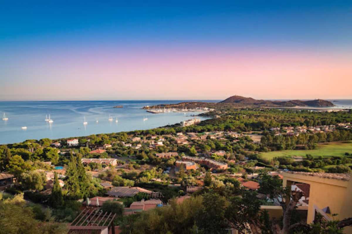 Spiaggia di Simius al tramonto, con colori caldi e suggestivi