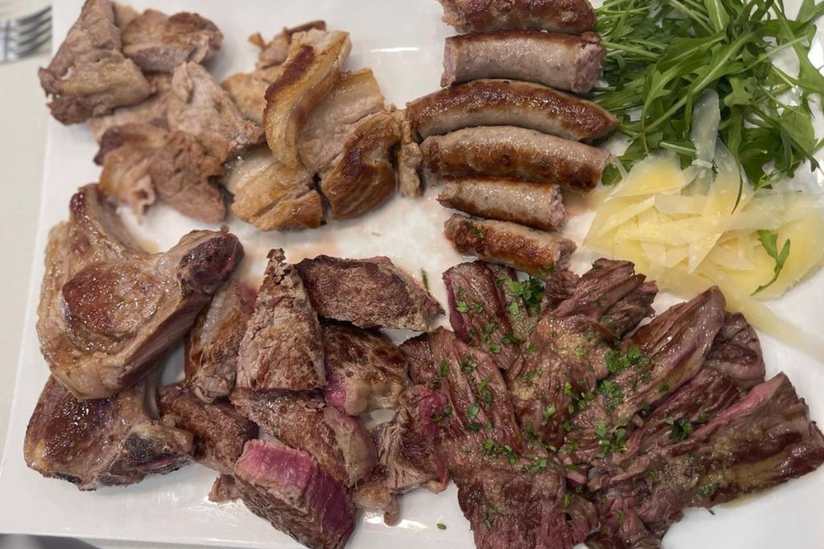 Un piatto tipico di Carloforte, includi pesce fresco e specialità locali
