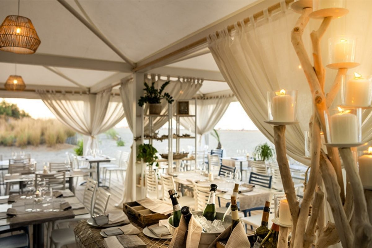 Ristorante con vista mare a Carloforte, mostra l'atmosfera unica