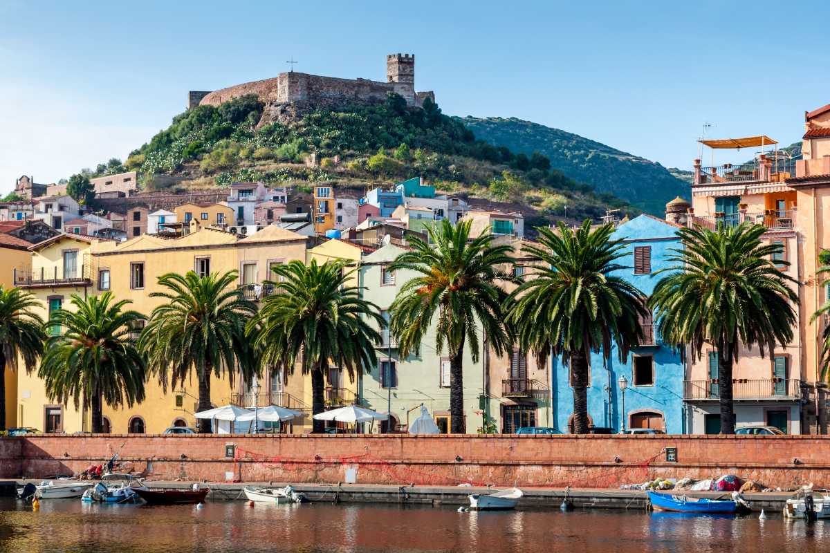Vista panoramica di Bosa con case colorate e Castello Malaspina
