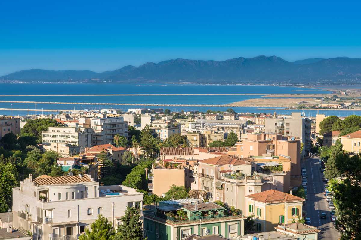 Vista panoramica di Cagliari con il quartiere Castello e il Poetto in primo piano