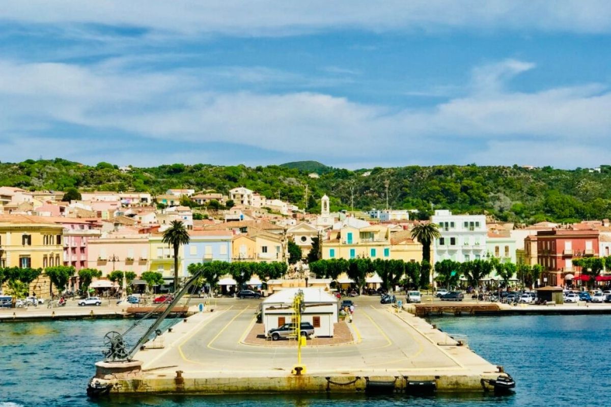 Vista panoramica di Carloforte durante un evento, con il mare sullo sfondo