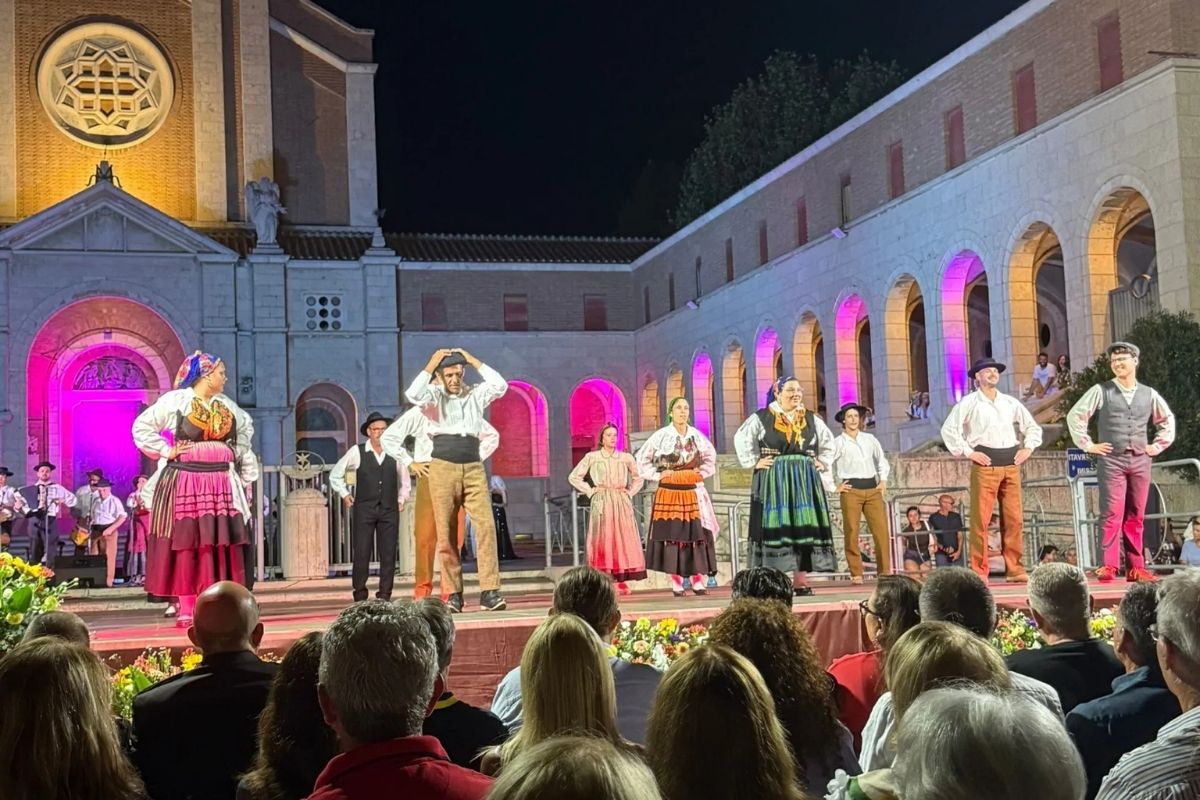 Immagine di un evento culturale a Oristano, evidenziando la musica e la danza tradizionale