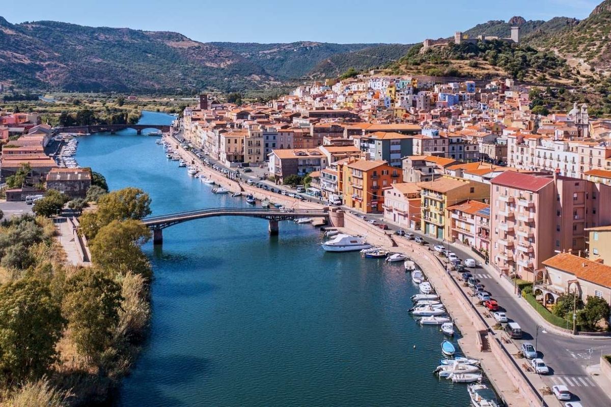 Vista panoramica di Oristano, evidenziando le tradizioni e la cultura locale