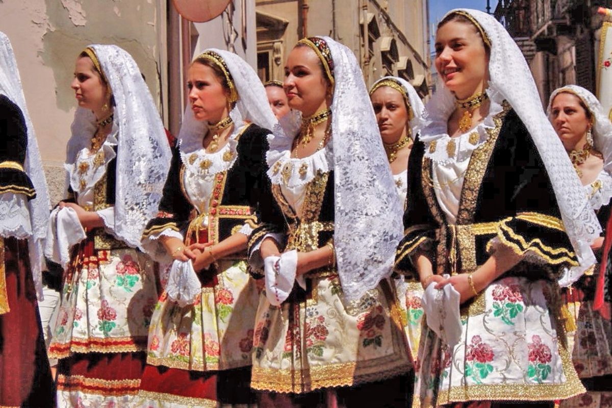 Festa tradizionale a Pula con costumi sardi
