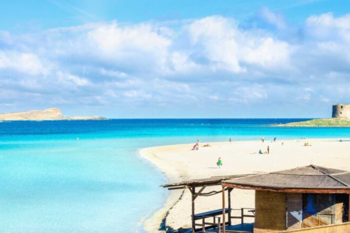 Vista panoramica di Stintino e La Pelosa, evidenziando le tradizioni locali