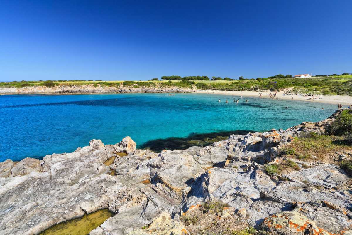 Vista panoramica di Carloforte con il mare e le case colorate