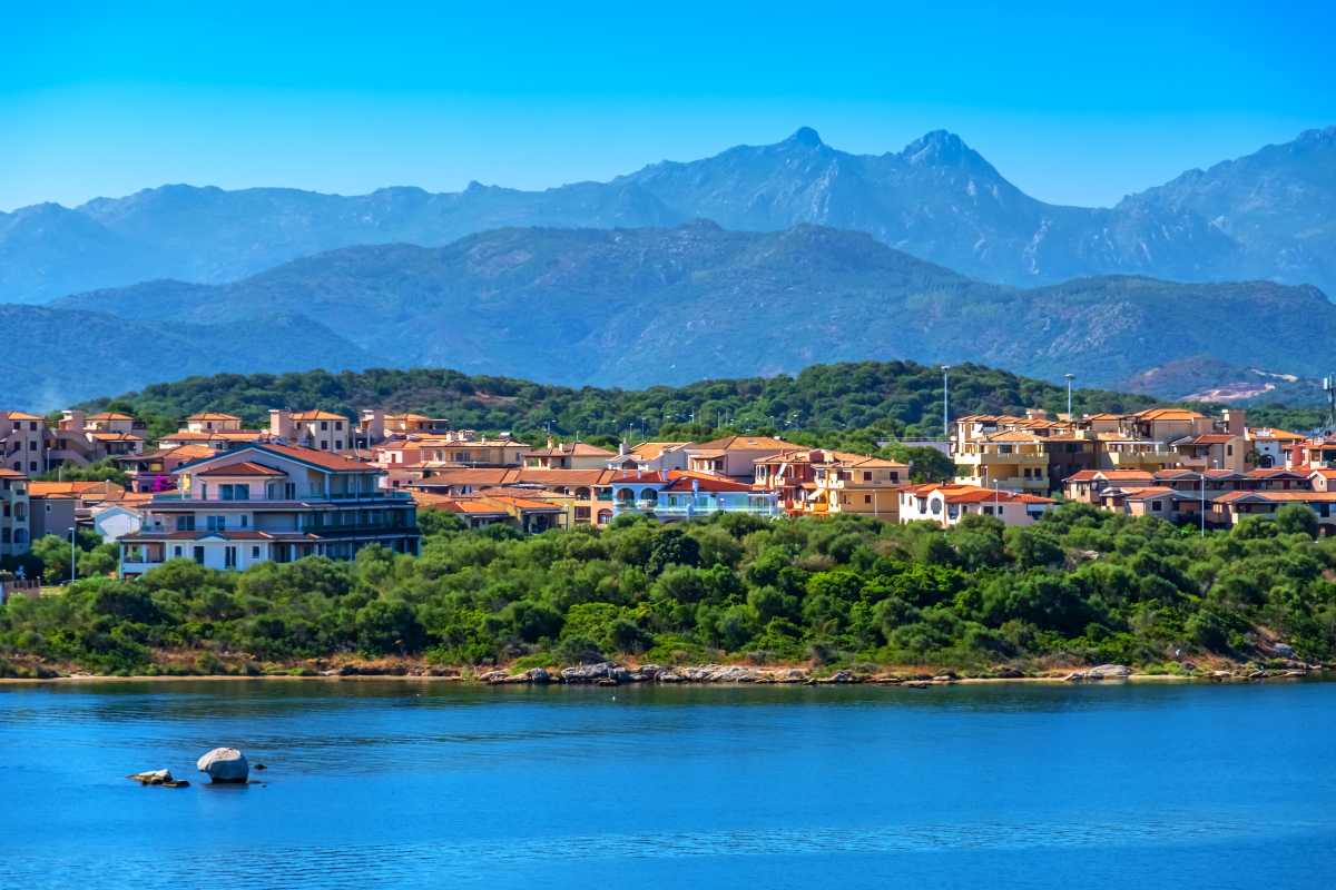 Vista panoramica di Olbia con il porto e la Costa Smeralda