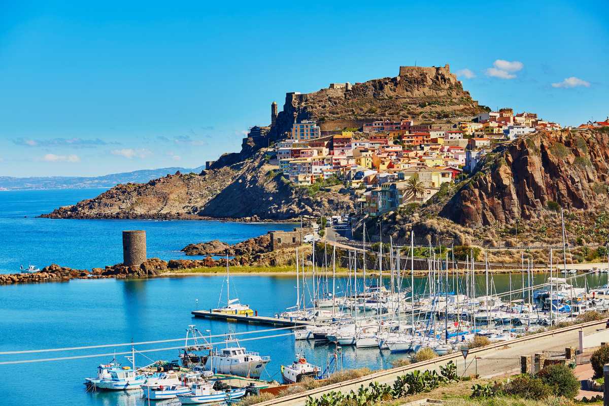 Vista panoramica di Castelsardo con il mare sullo sfondo