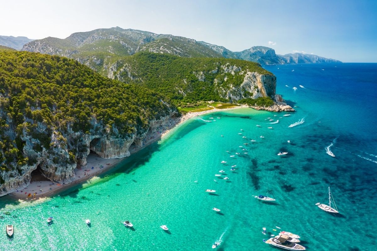 Vista panoramica di Cala Gonone con le sue spiagge e il mare cristallino