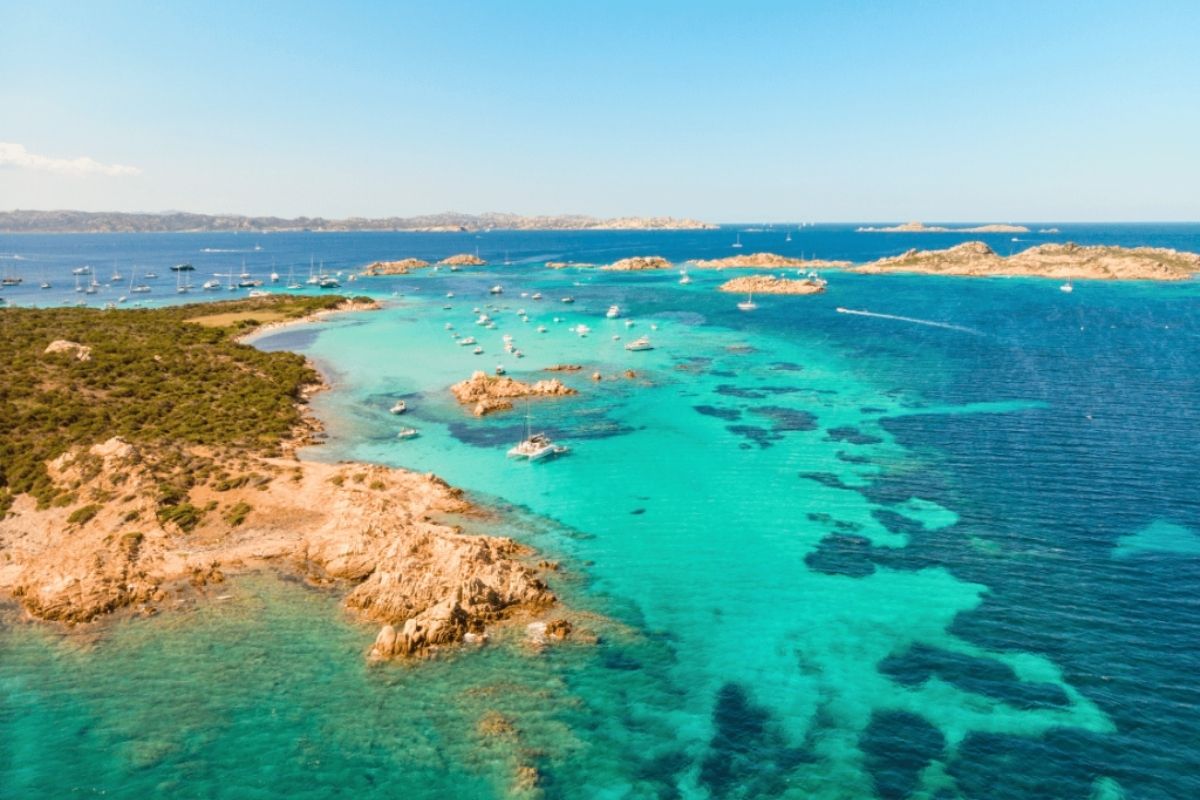 Panorama di La Maddalena con acque turchesi e spiagge