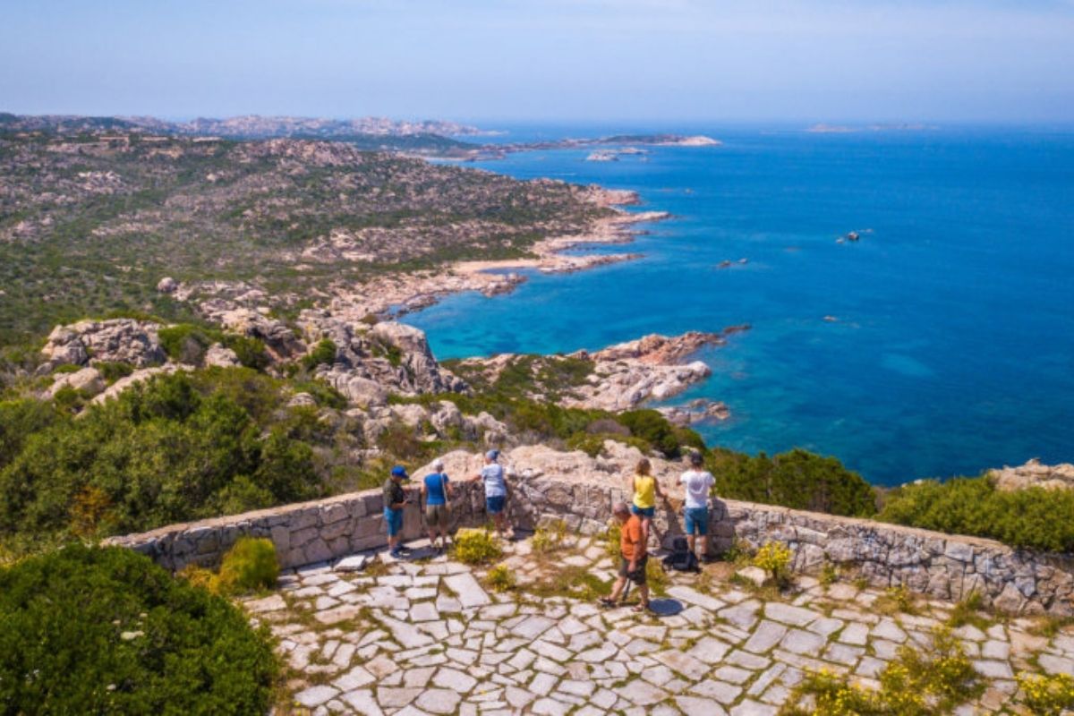 Escursionista in trekking a La Maddalena, vista panoramica