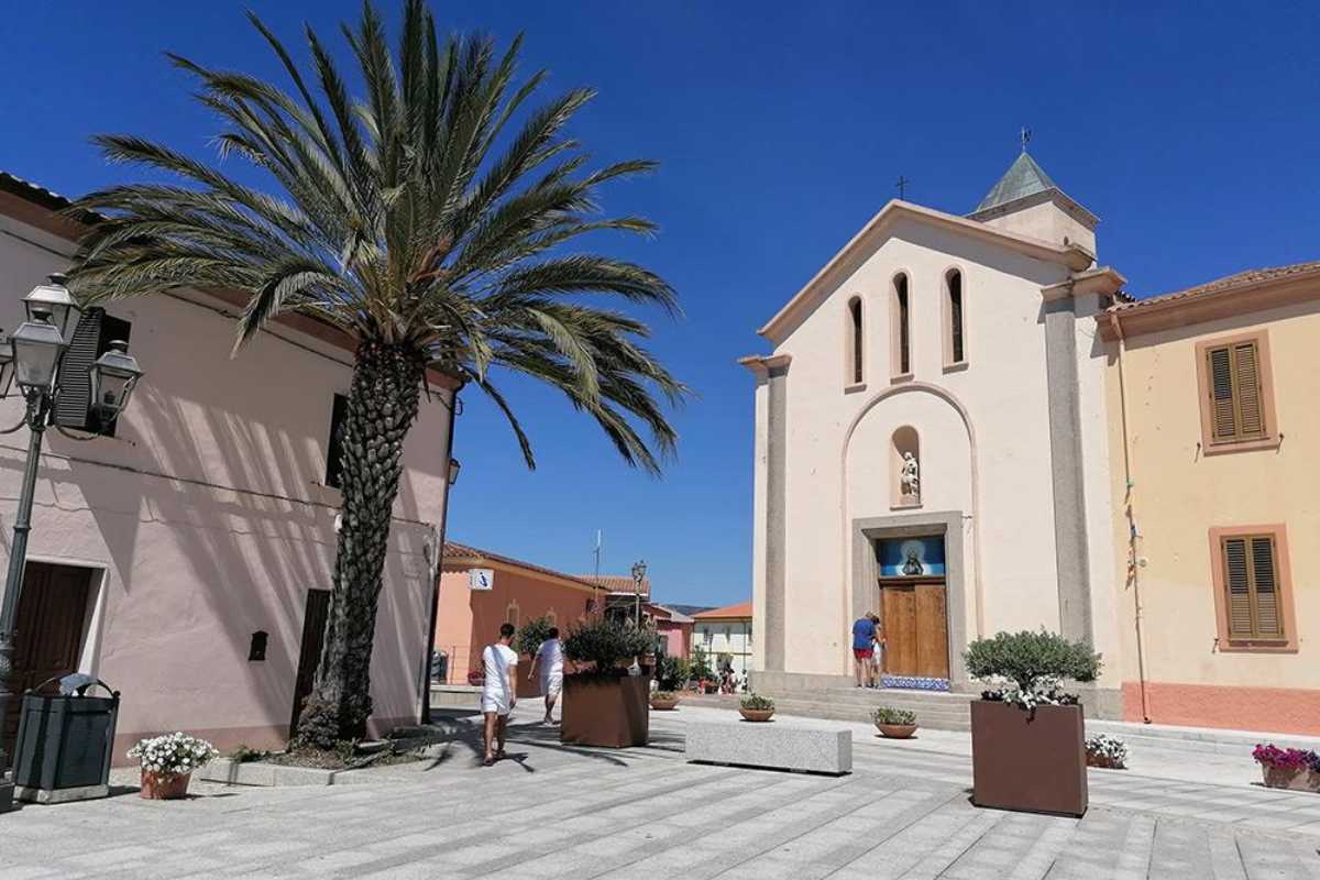 Panoramica della natura attorno a San Teodoro, evidenziando la bellezza dei sentieri e dei paesaggi