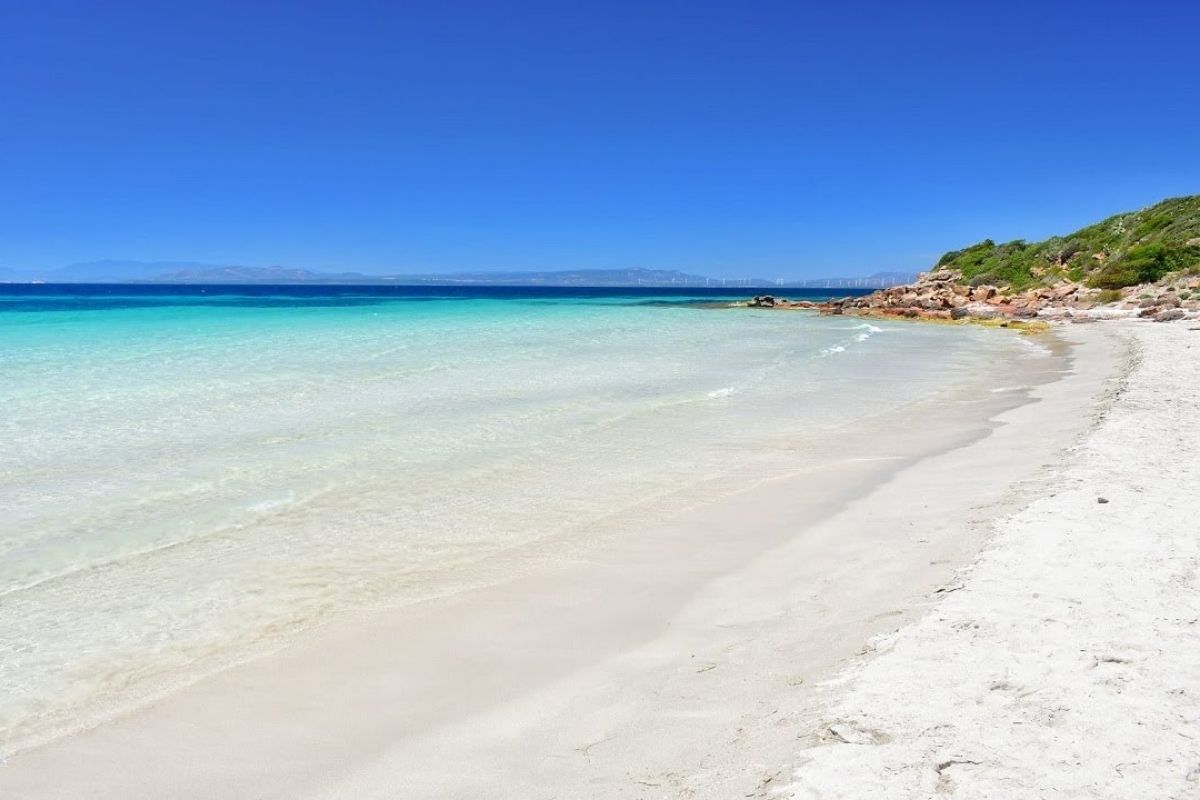 Panoramica della Spiaggia di Giunco, con acque turchesi e sabbia bianca, simbolo di Carloforte