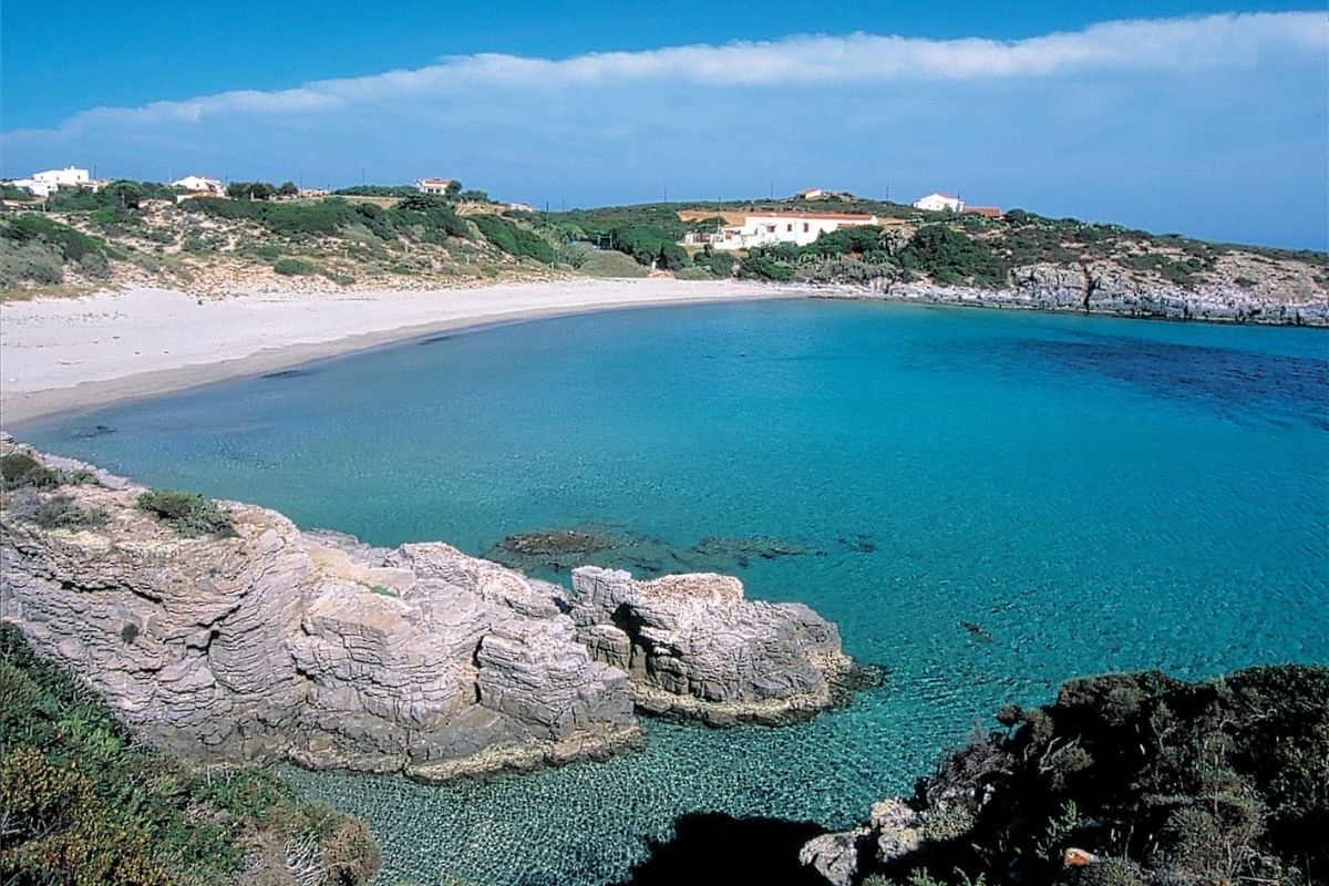 Una vista panoramica delle splendide spiagge di Carloforte, evidenziando le acque cristalline e i paesaggi naturali
