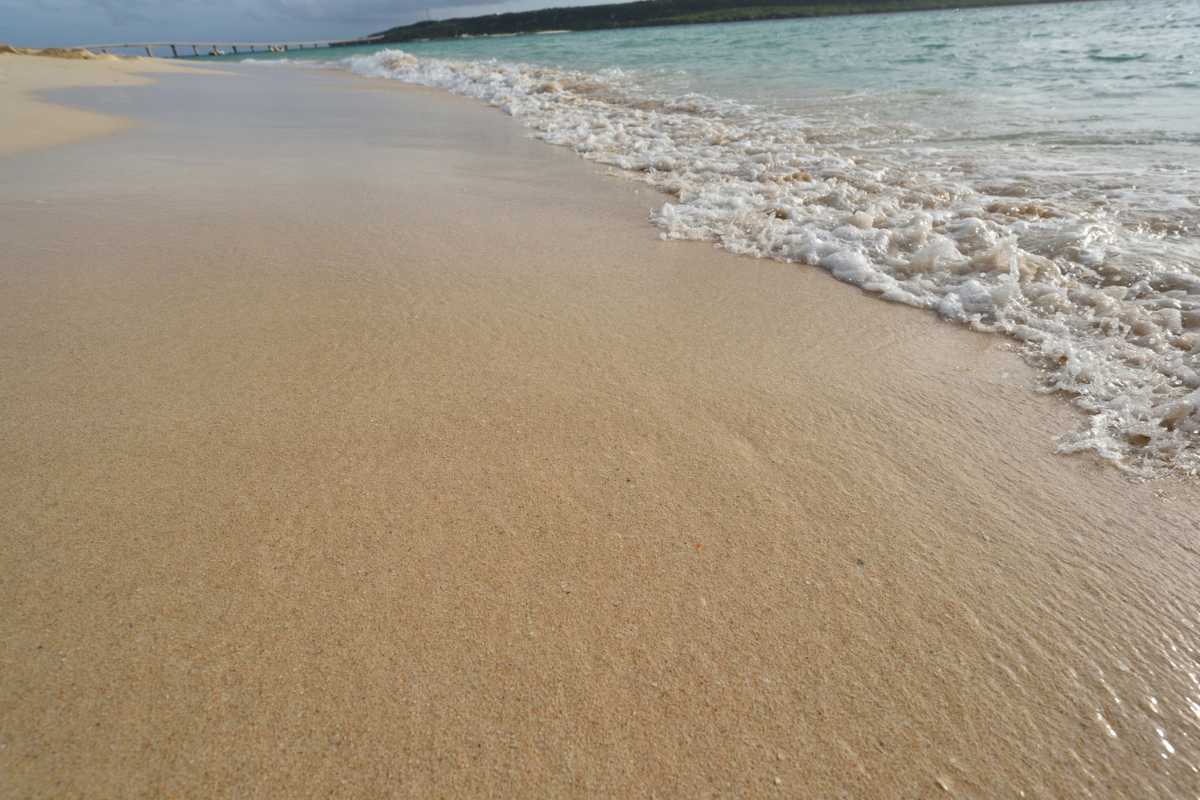 Vista di una spiaggia attrezzata a San Teodoro, evidenziando lettini e ombrelloni