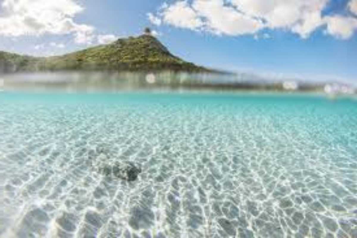 Spiaggia di Simius a Villasimius, con acque cristalline e sabbia bianca