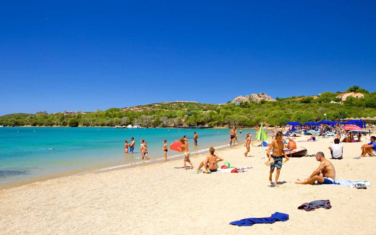 Spiaggia di Olbia con bambini che giocano nella sabbia, vista panoramica