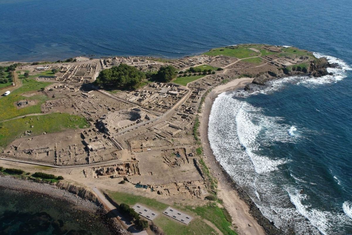 Bambini che esplorano l'area archeologica di Nora