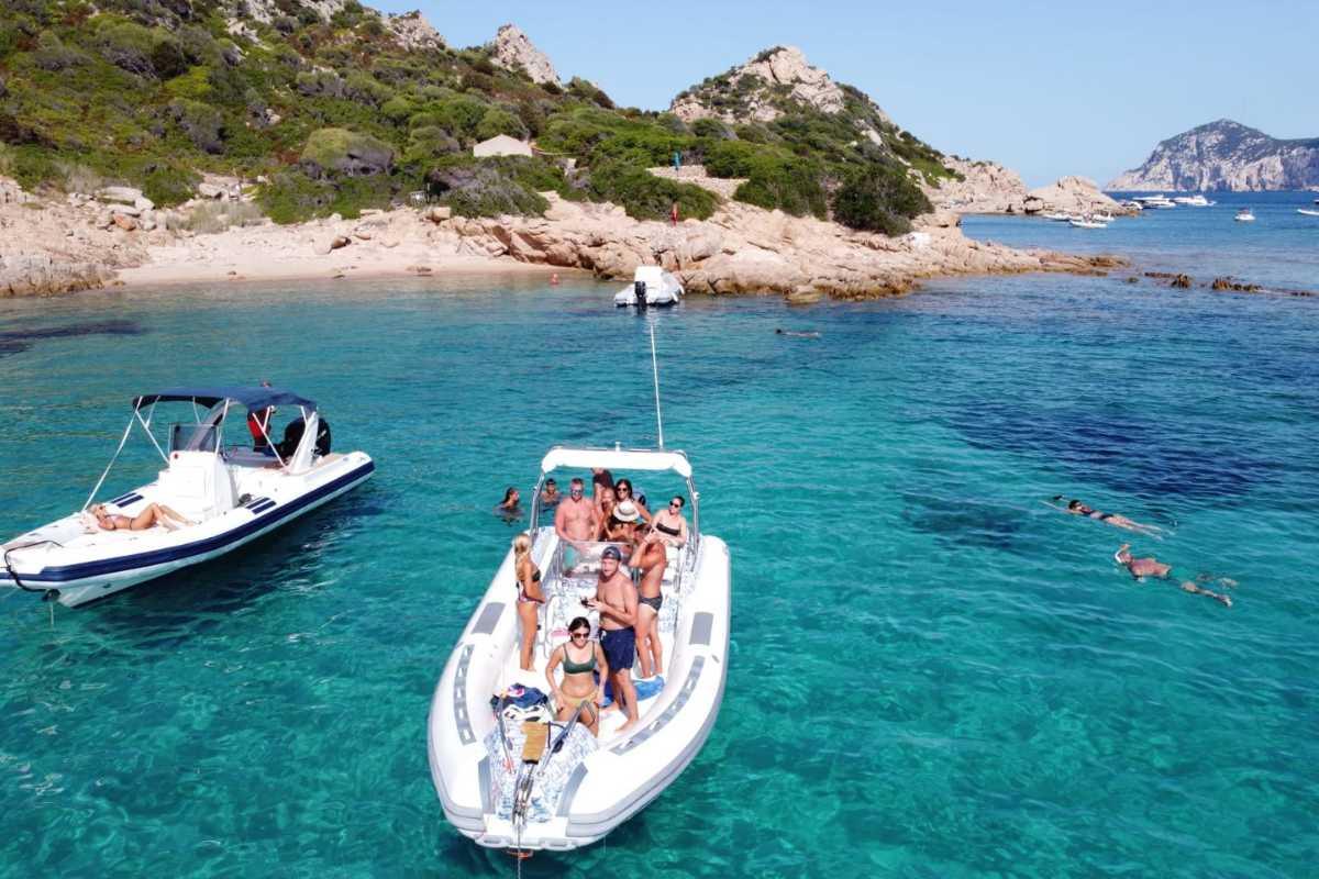 Bambini che esplorano un acquario, divertimento e apprendimento a San Teodoro