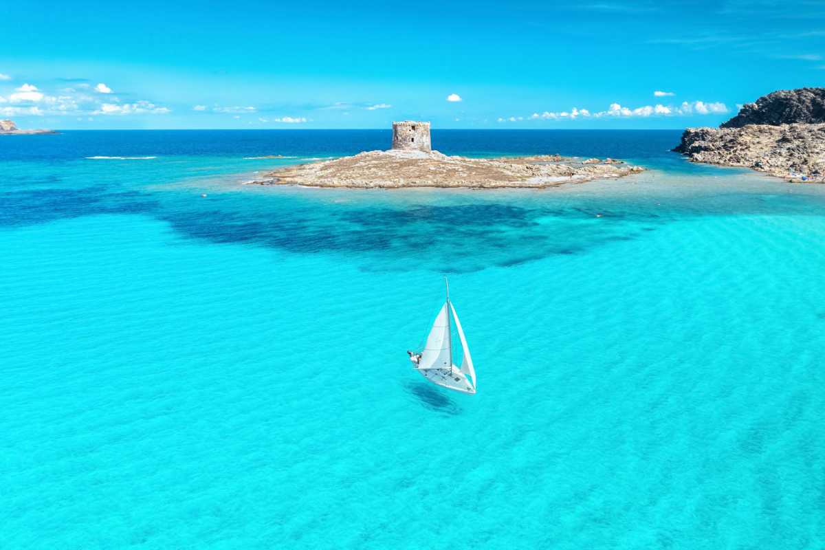 Spiaggia della Pelosa a Stintino con acque turchesi e vista sull'Asinara