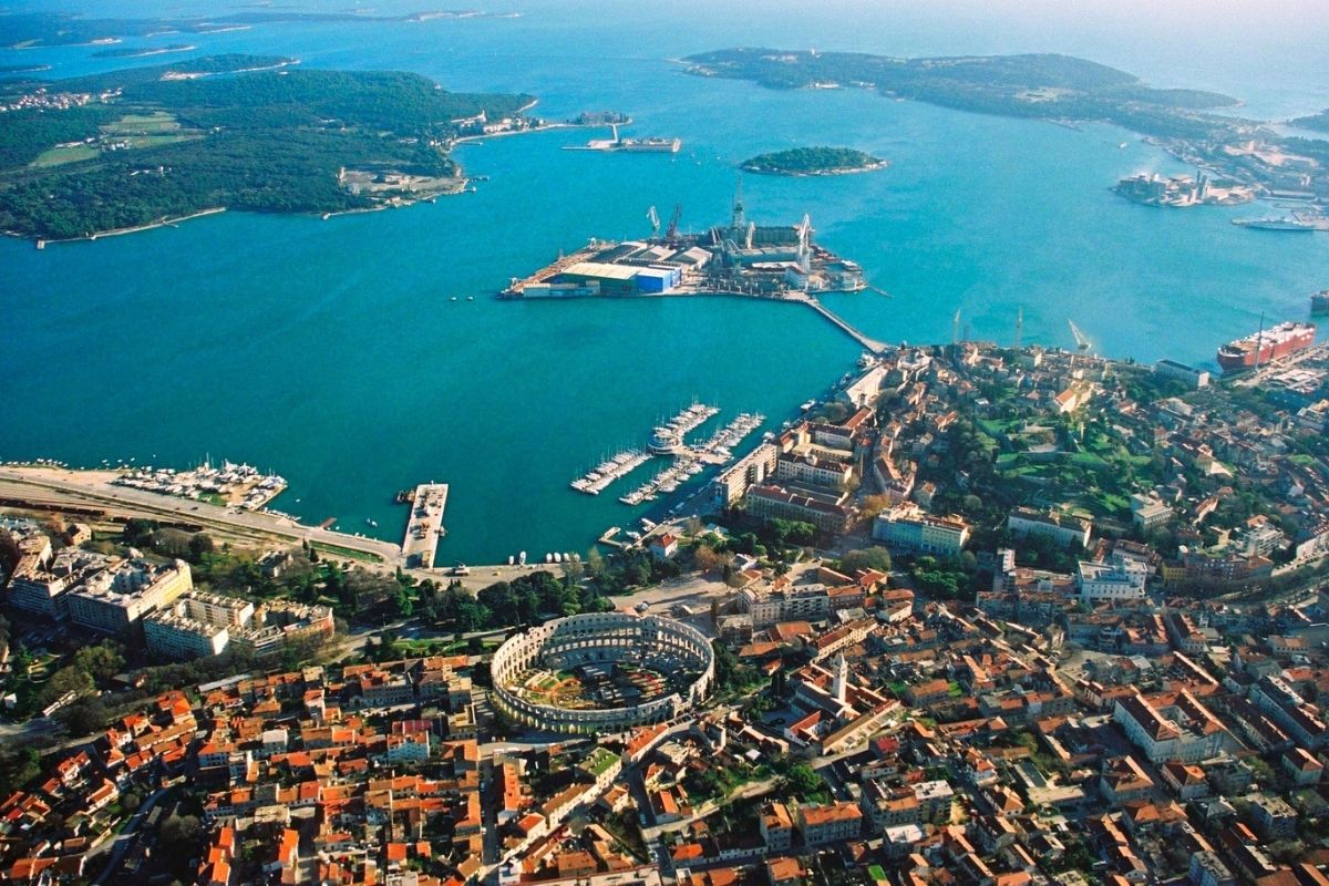Vista panoramica di Pula con il mare e la macchia mediterranea