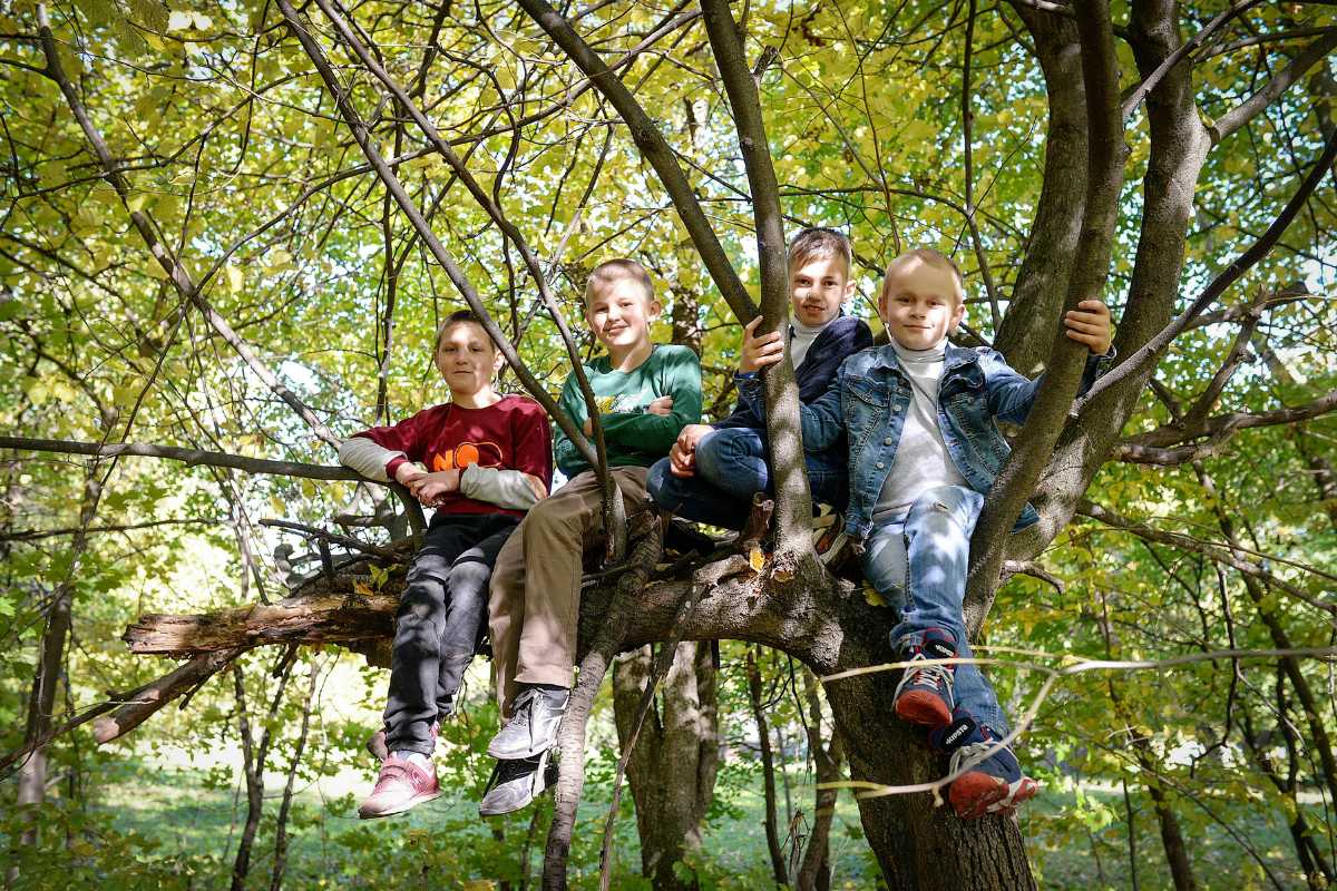 Vista panoramica di Nuoro con bambini che giocano nei parchi