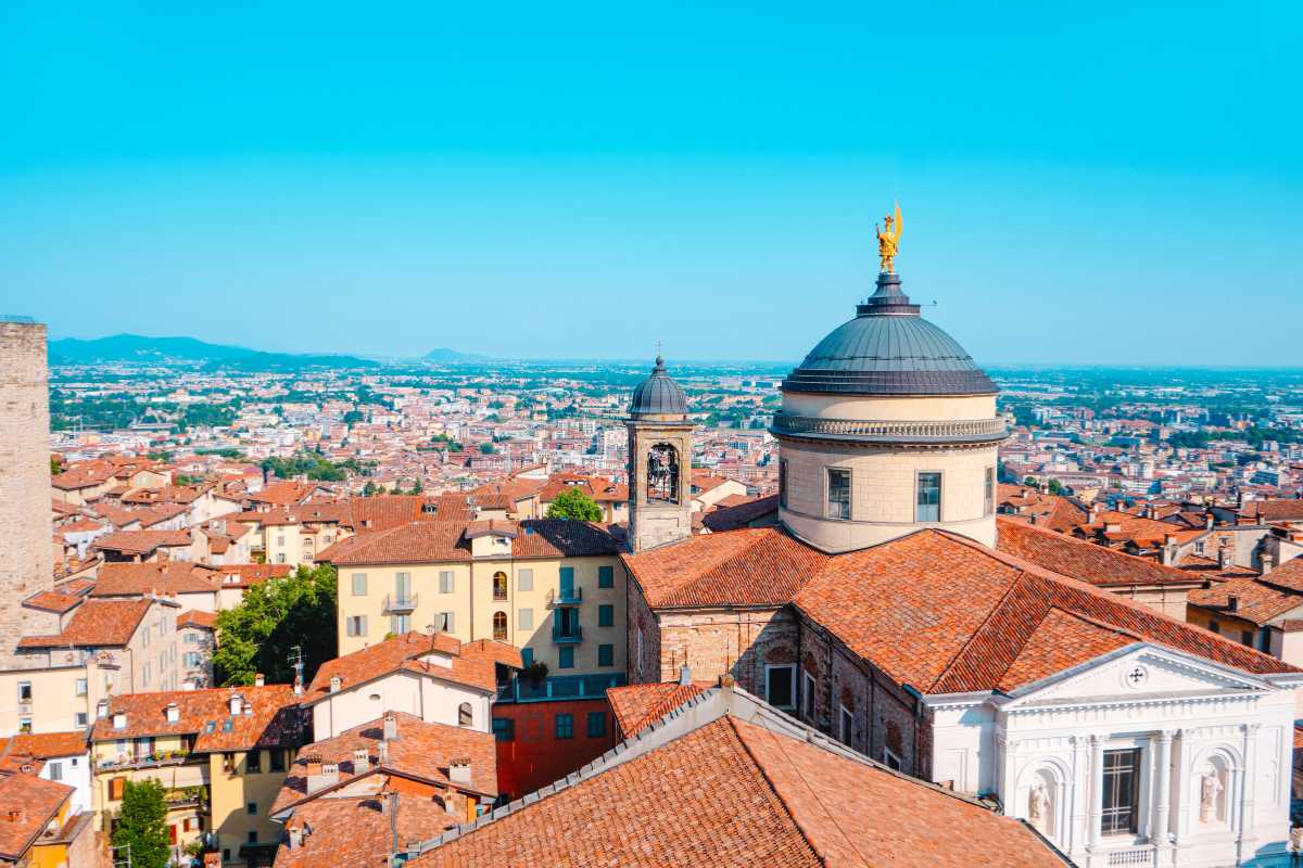Vista panoramica di Nuoro con le montagne del Gennargentu sullo sfondo