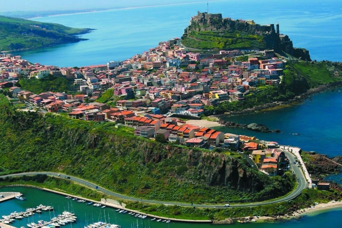 Vista panoramica di Porto Torres con il porto e il mare in primo piano