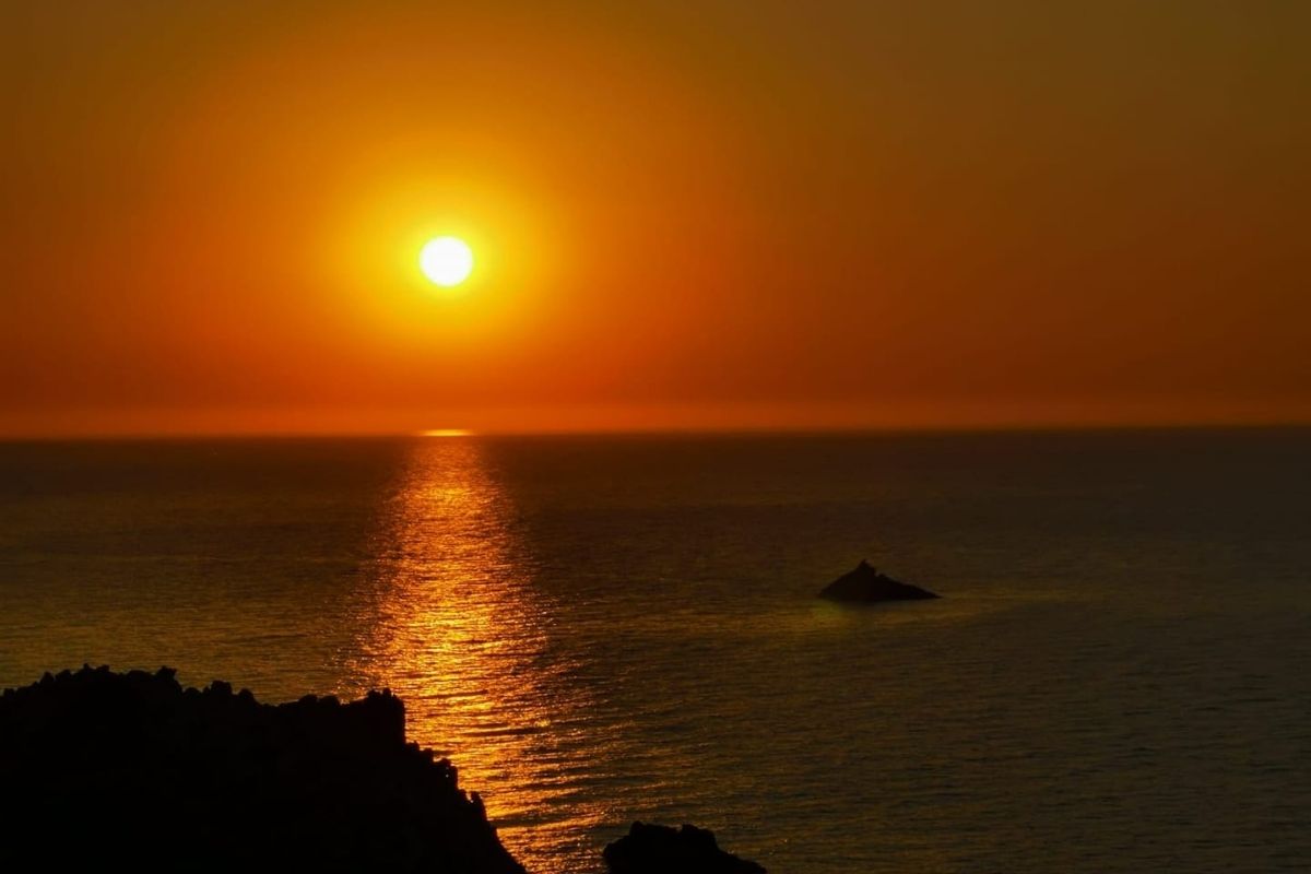 Tramonto su Carloforte con il mare e le barche nel porto