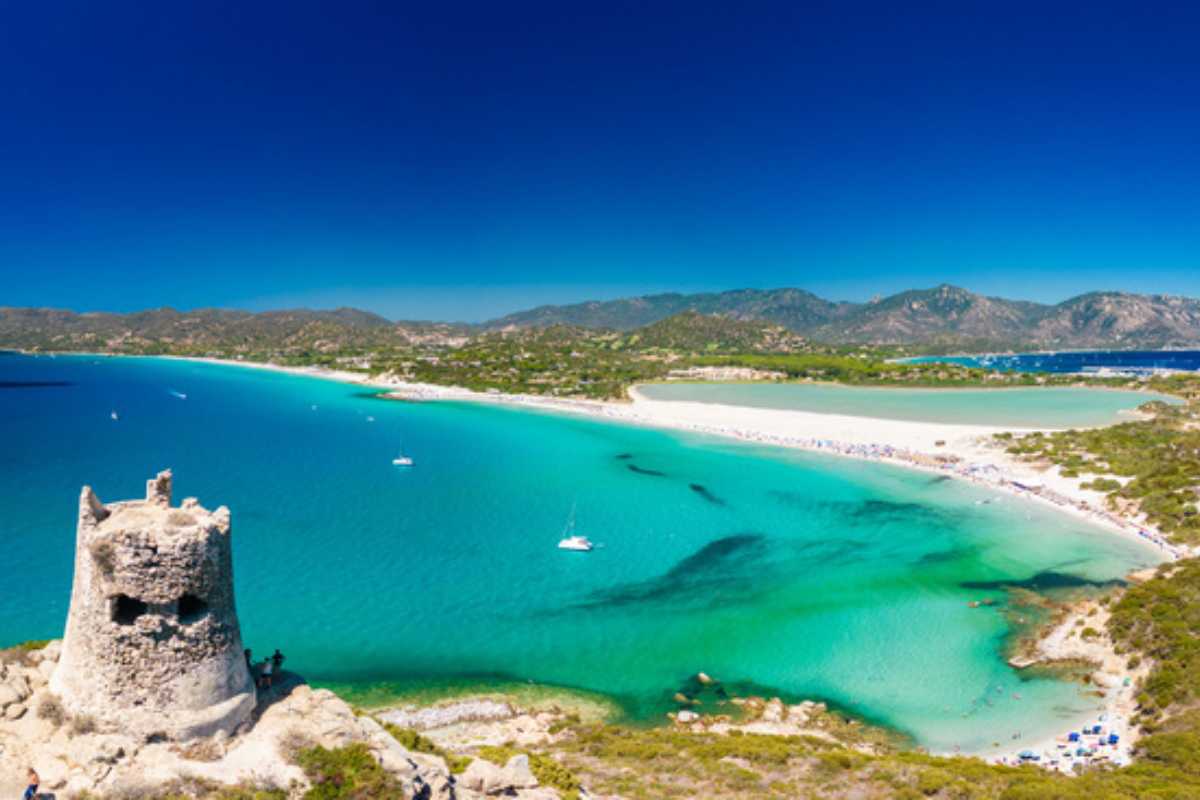 Panorama della Spiaggia di Simius con bambini che giocano sulla sabbia