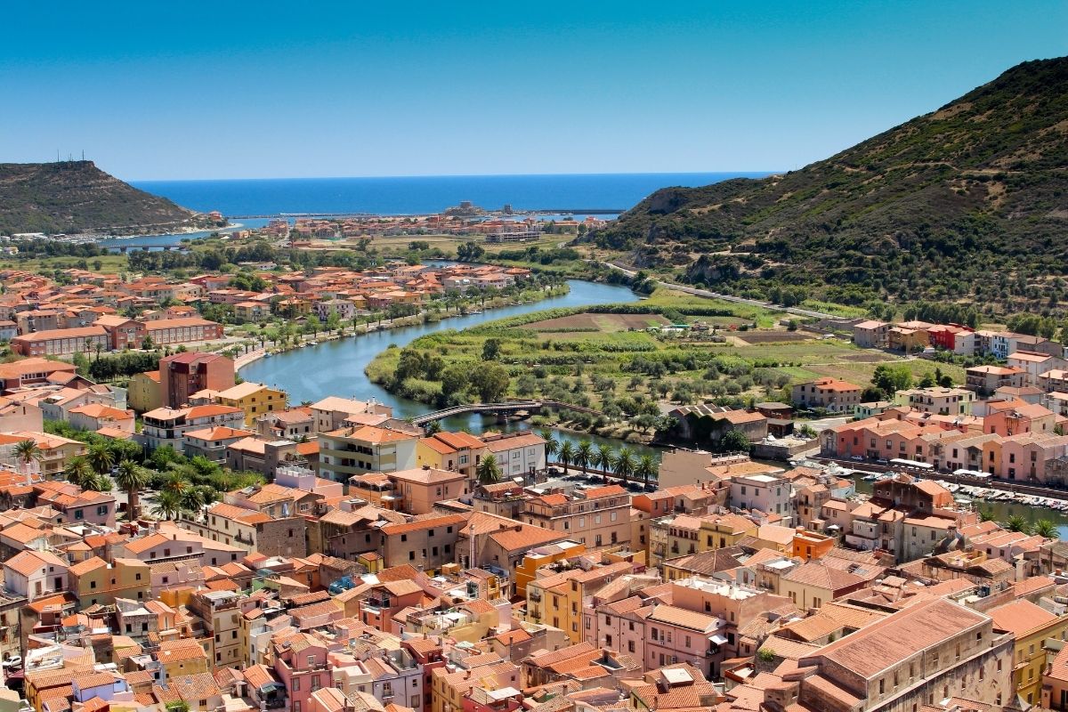 Vista panoramica di Bosa, con case color pastello e il fiume Temo