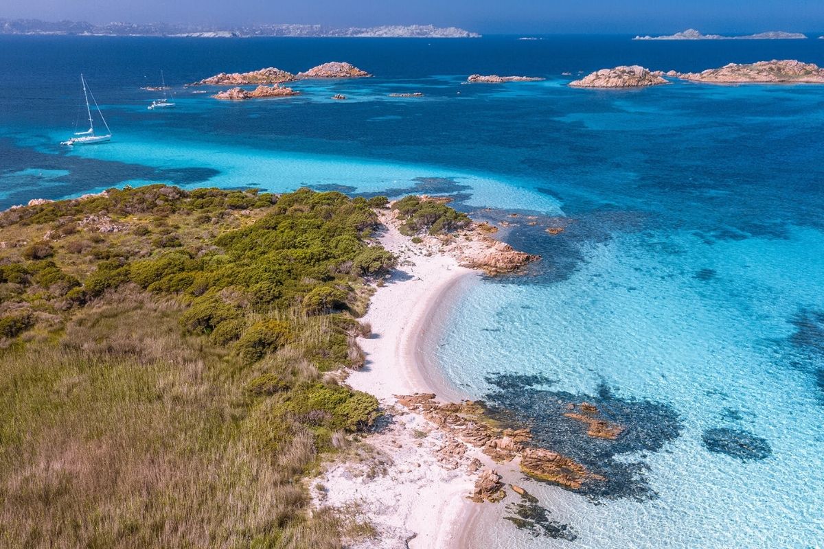Spiaggia Rosa di Budelli con la sua iconica sabbia rosa e acque cristalline