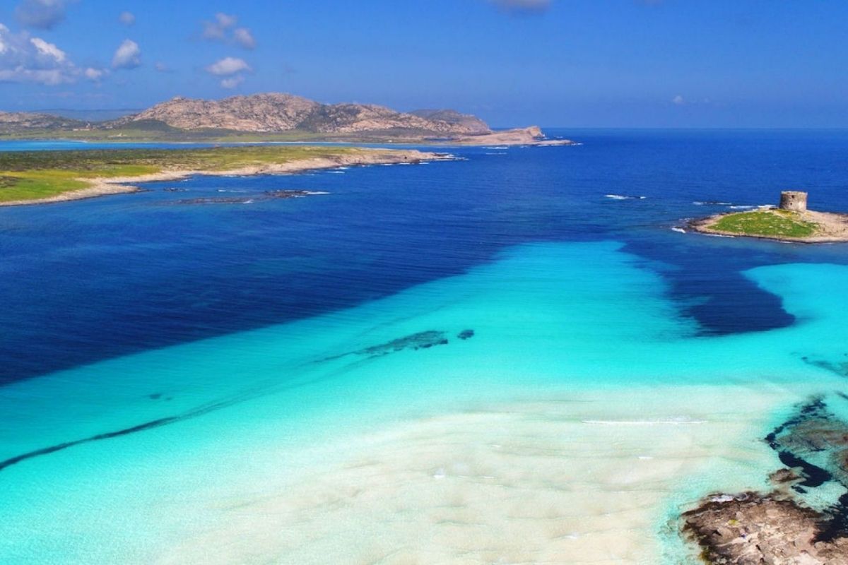 Vista panoramica di Stintino con la spiaggia de La Pelosa e l'isola dell'Asinara sullo sfondo